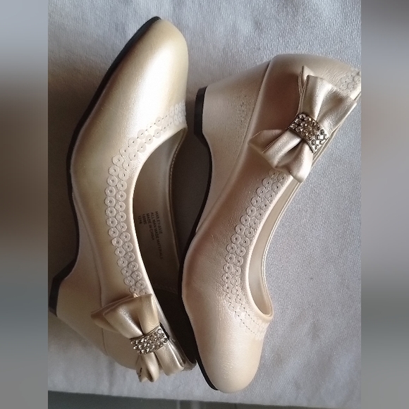 New Girls Sequinned Bow Tie Kiddie Wedge Pump - Picture 3 of 5